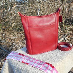 Vintage Coach Slim Duffle #9060 cross-body / Shoulder bag from 1998 in Red